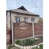 1/2 частина житлового будинку, заг.пл. 59.1  кв.м., житл. площ. 40.9 кв.м., та 1/2 частина земельної ділянки к.н. 1211000000:06:093:0027, пл. 0.0429 га, за адресою: Дніпропетровська обл., м. Кривий Ріг, вулиця Галілея, 60а