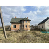 1/2 частка житлового будинку, заг. пл. 162,1 кв.м, жит. пл. 91,7 кв.м, РНМ 2655059246140 та 1/2 частка земельної ділянки пл. 0,0652 га, к/н 4625886400:05:0001:0163, за адресою: Львівська обл., Яворівський р., с. Ямельня, вул. Мазурівка, буд. 6Б