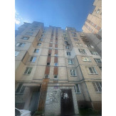 1/4 частина трикімнатної квартири, загальною площею (кв.м): 69.9, житловою площею (кв.м): 41.9, що знаходиться за адресою: м.Київ, проспект Свободи, будинок 3, квартира 155, реєстраційний номер об’єкта нерухомого майна: 71148480000