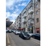 Чотирикімнатна квартира, загальною площею 620,7 кв.м., житловою площею 82,4 кв.м., за адресою: м. Київ, вул. Софіївська, 4, кв. 43
