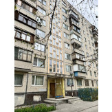 1/4 частина трикімнатної квартири загальною площею 57,30 кв.м., що розташована за адресою: місто Київ, вулиця Дмитра Павличка (кол. назва просп. Рокоссовського Маршала), будинок 4, квартира 94