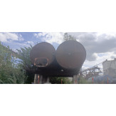 Дві металеві цистерни, що наповнені твердою речовиною чорного кольору, зовні схожі на суміші бітумні гудрони нафтові, для покрівельних та гідроізоляційних покриттів, б/в