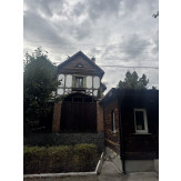 1/2 частина житлового будинку загальною площею (кв.м): 293.2 та 1/2 частина земельної ділянки площею 0.1438 га, кадастровий номер: 3221886001:01:212:0001 за адресою Київська обл., Вишгородський р-н, с.Нові Петрівці, вул.Монастирецька, 5